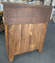 Load image into Gallery viewer, Commode
