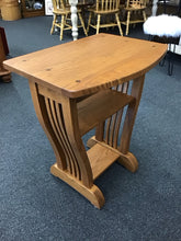 Load image into Gallery viewer, Oak End Table
