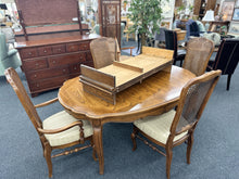 Load image into Gallery viewer, Thomasville Table and Chairs
