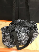 Load image into Gallery viewer, Thirty One Purse
