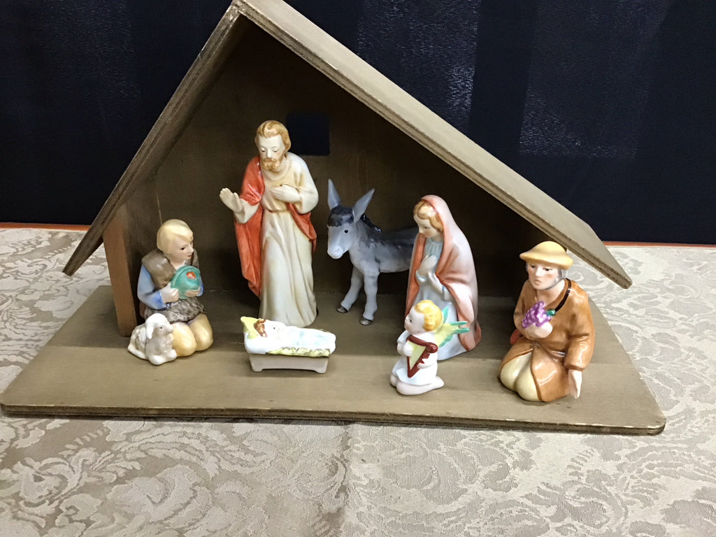 Hummel Holiday Decor