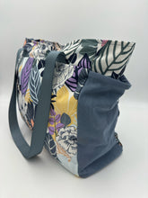 Load image into Gallery viewer, Vera Bradley Purse
