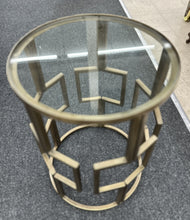 Load image into Gallery viewer, End Table
