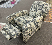 Load image into Gallery viewer, Smith Brothers Recliner
