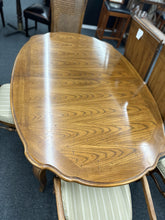 Load image into Gallery viewer, Thomasville Table and Chairs
