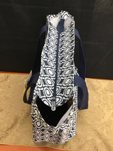 Load image into Gallery viewer, Thirty One Purse
