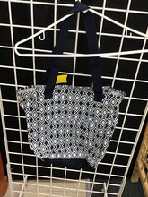 Load image into Gallery viewer, Thirty One Purse
