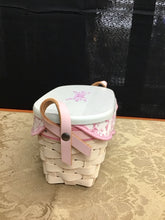 Load image into Gallery viewer, Longaberger Basket
