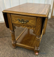 Load image into Gallery viewer, Oak End Table
