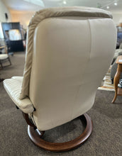 Load image into Gallery viewer, Recliner
